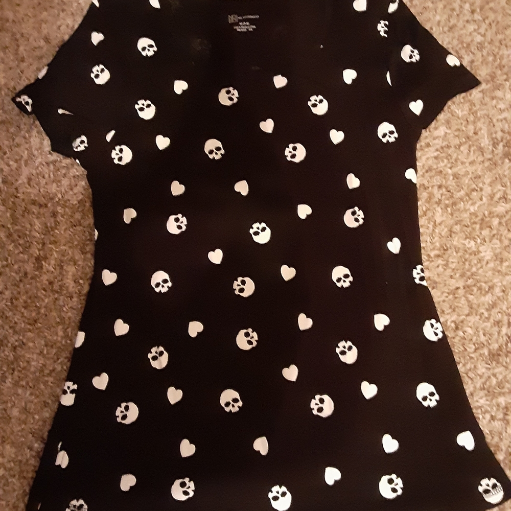 No Boundaries skull and hearts shirt size M